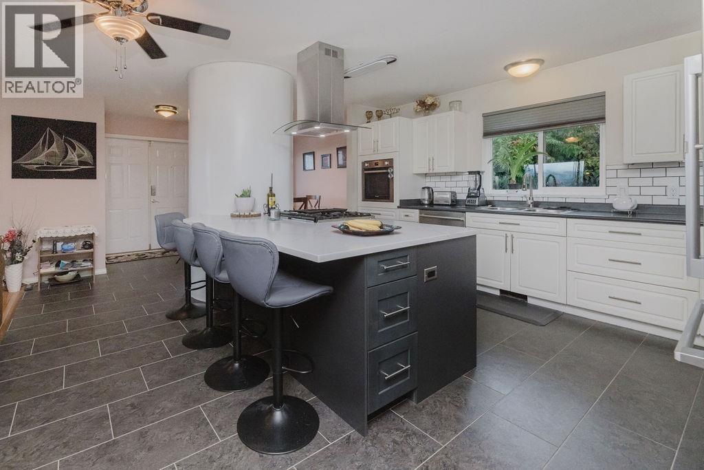 740 HILLCREST ROAD, Gibsons