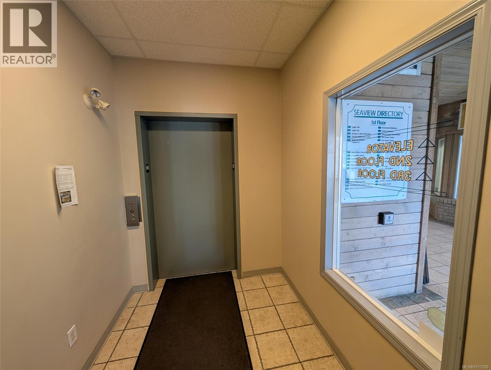 198 Island Hwy, Parksville - Common Areas - Elevators / Stairwells - Photo 3
