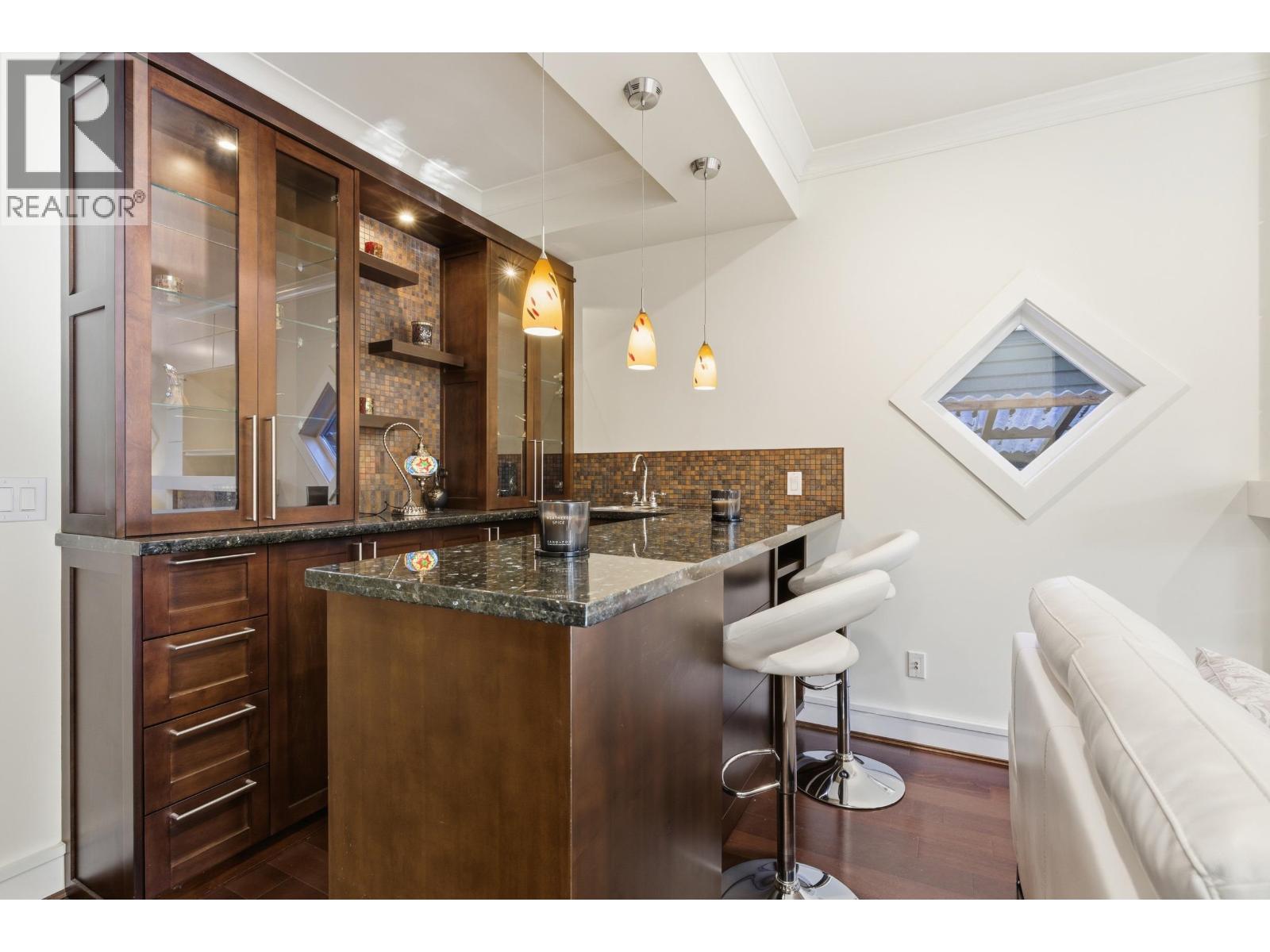 1017 CANYON BOULEVARD, North Vancouver