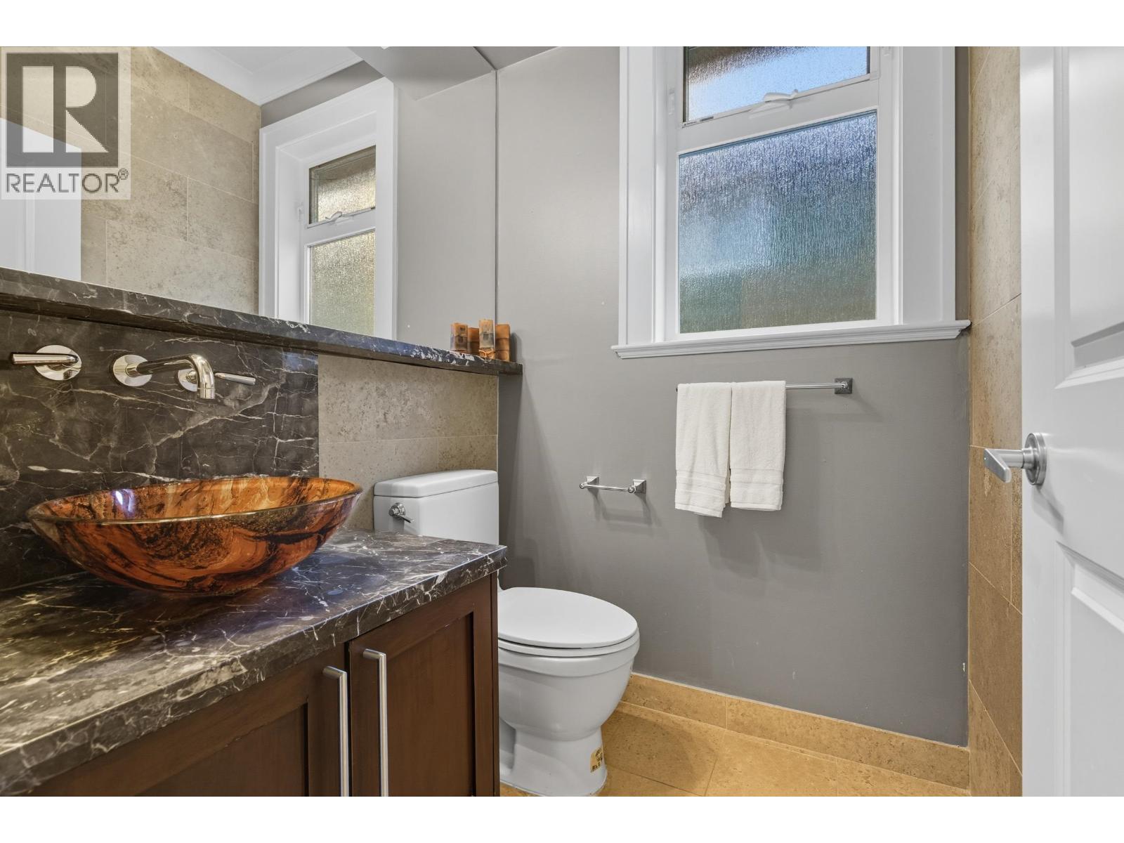 1017 CANYON BOULEVARD, North Vancouver