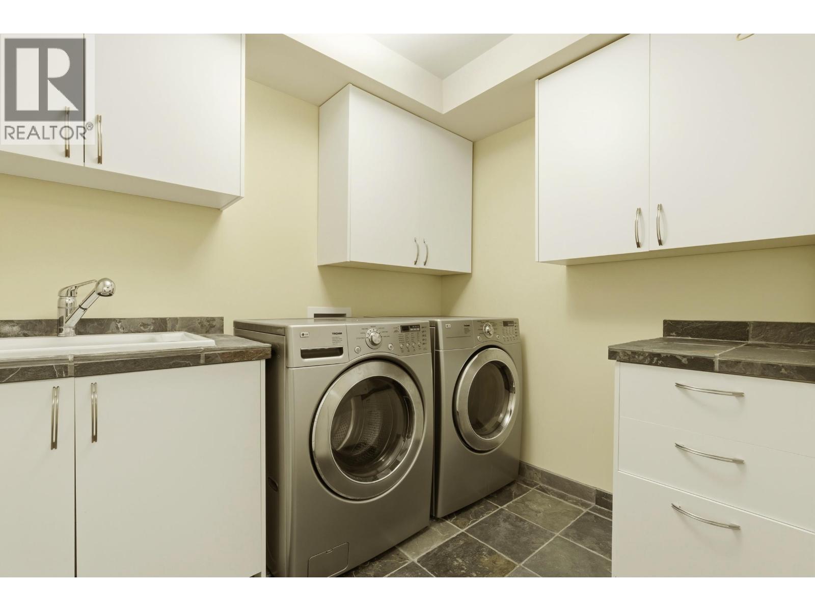 1017 CANYON BOULEVARD, North Vancouver