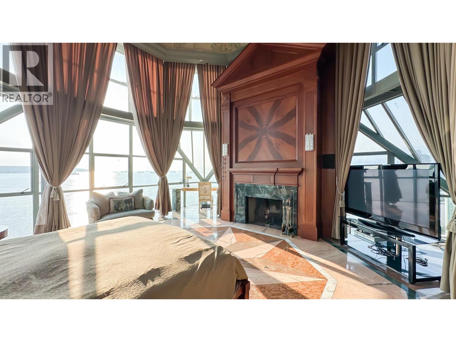 17 1861 BEACH AVENUE, Vancouver