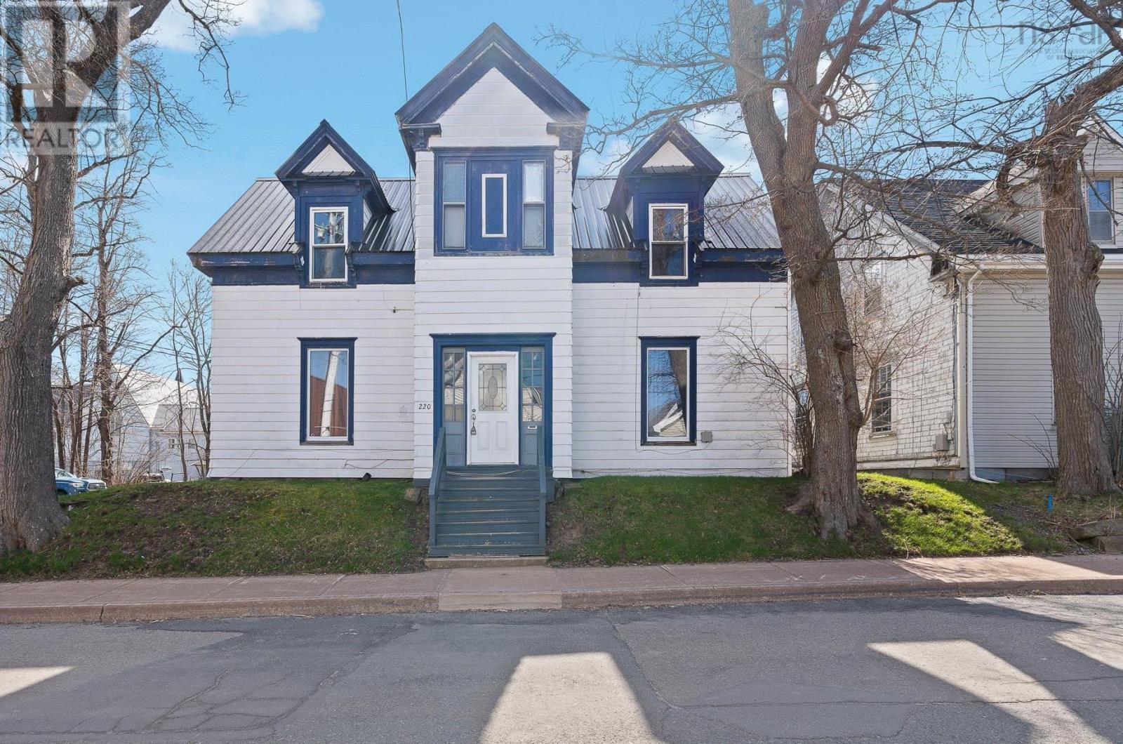 Property 38 of 46 of 220 James Street