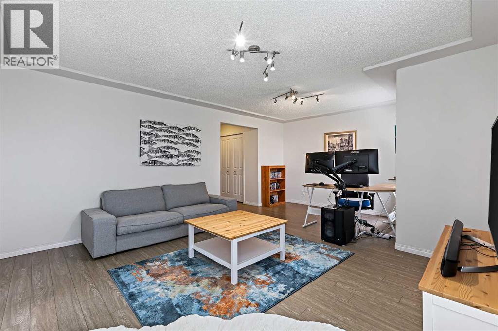 Single Family House for Sale in    Avenue SW Christie Park Calgary 