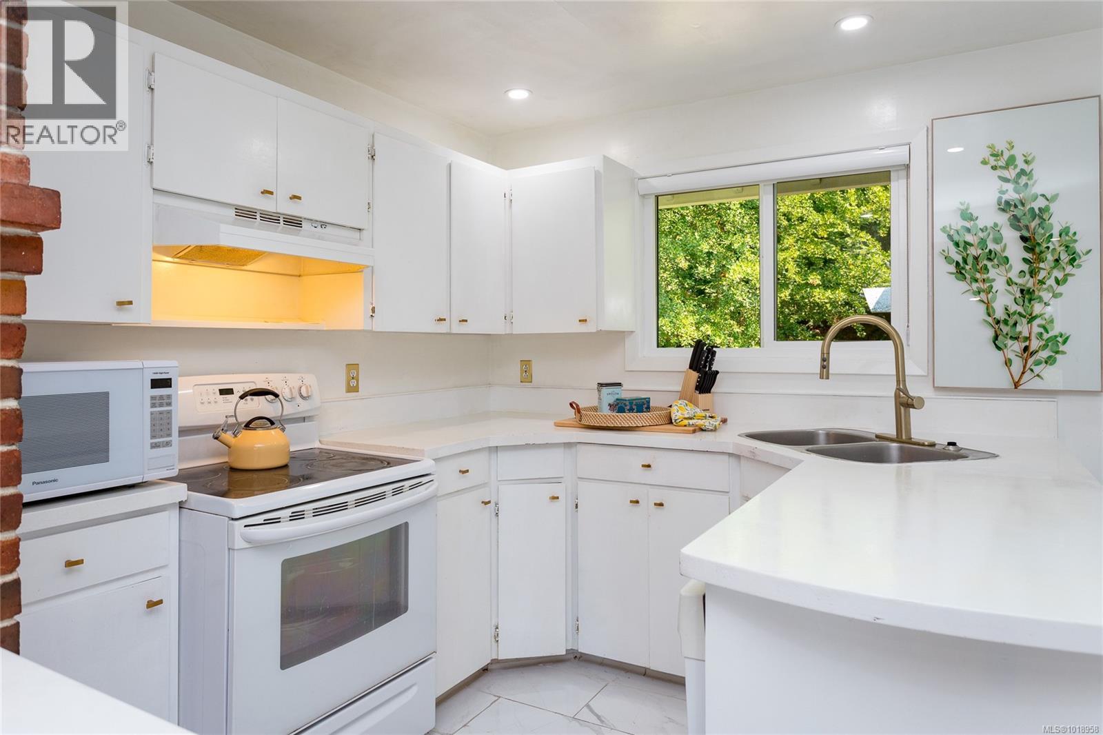 11255 Nitinat Rd, North Saanich