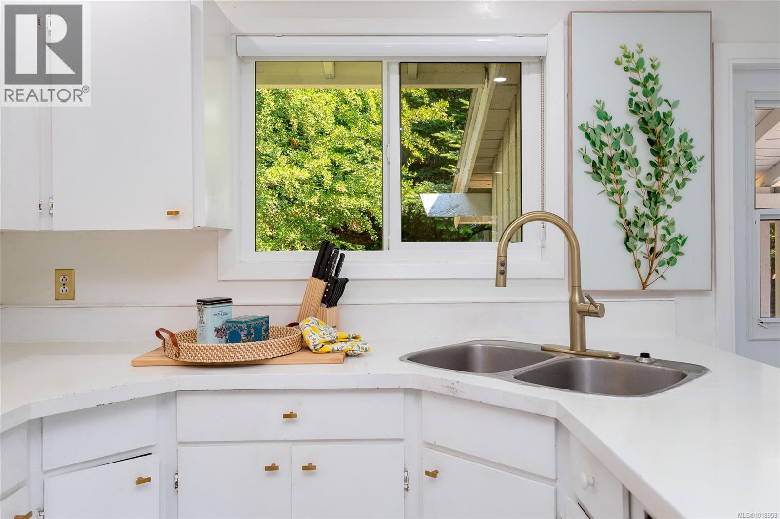 11255 Nitinat Rd, North Saanich