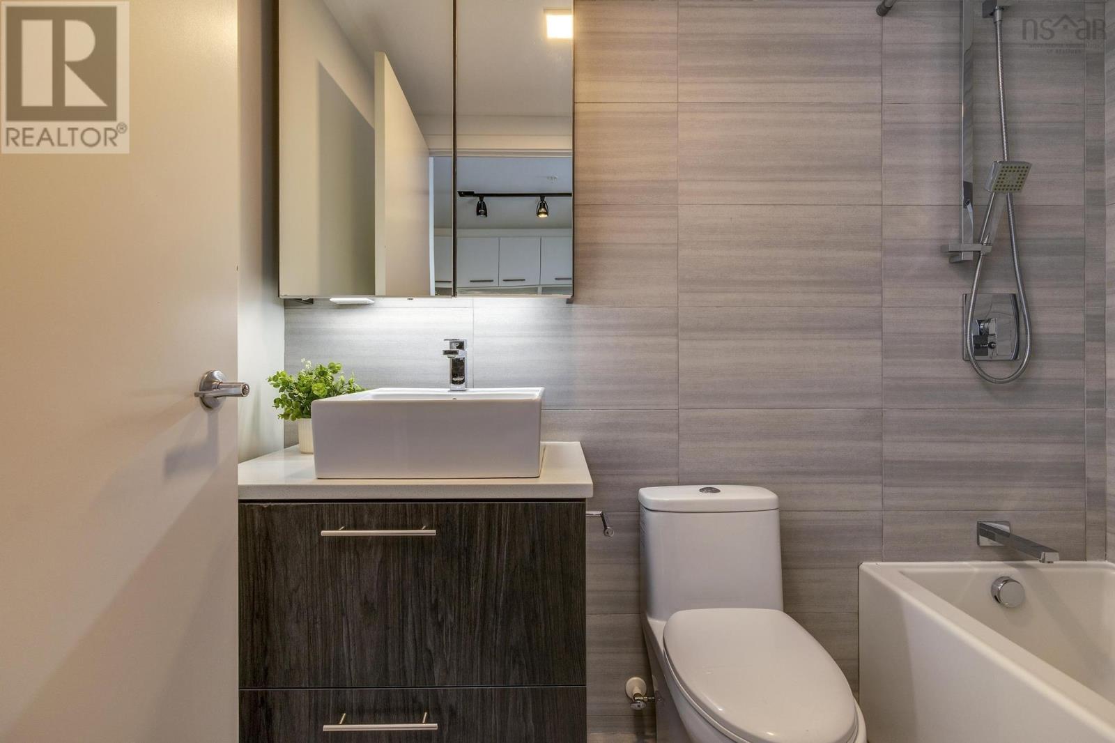 Property 25 of 41 of 813 1048 Wellington Street