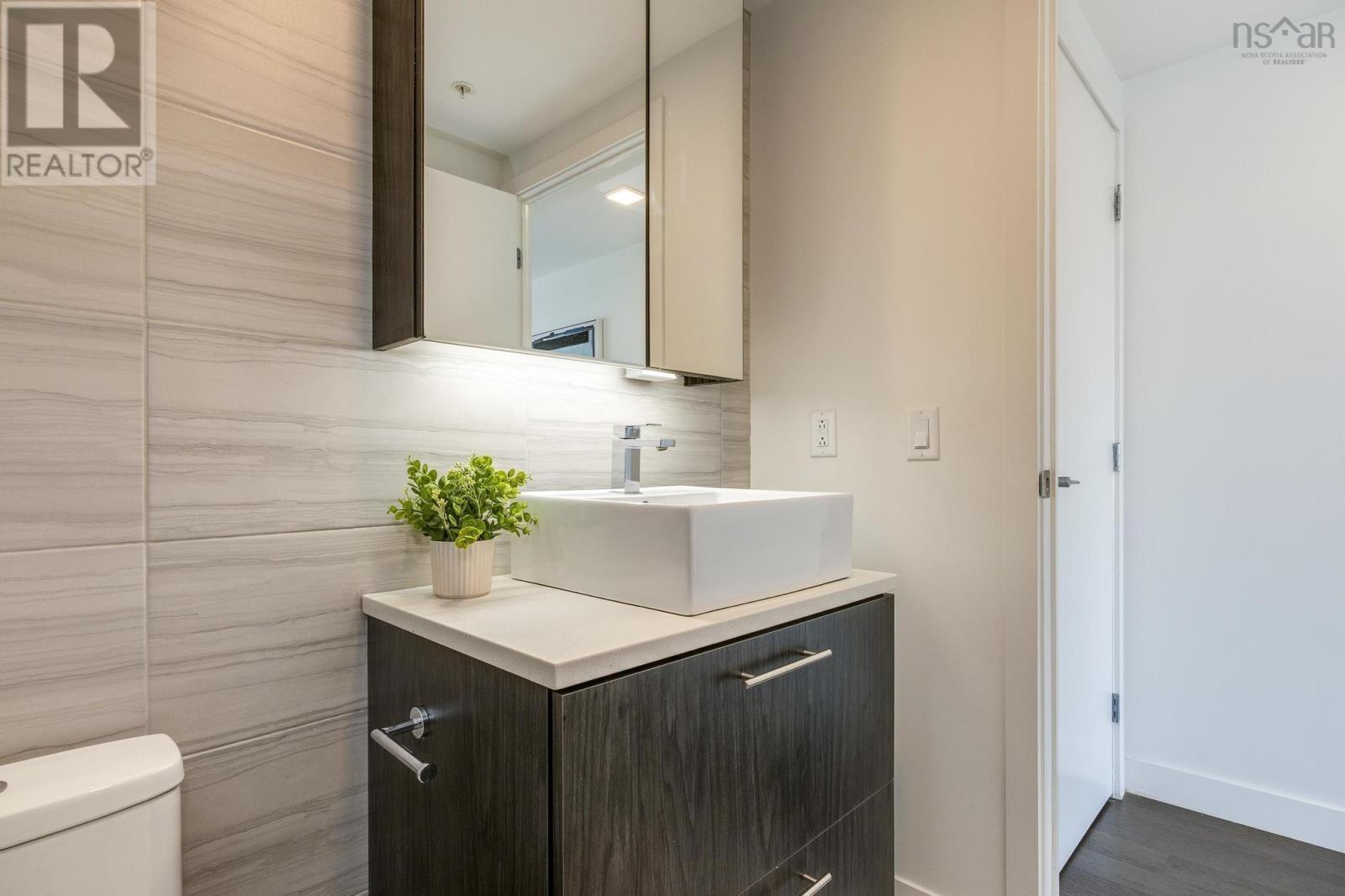 Property 33 of 41 of 813 1048 Wellington Street