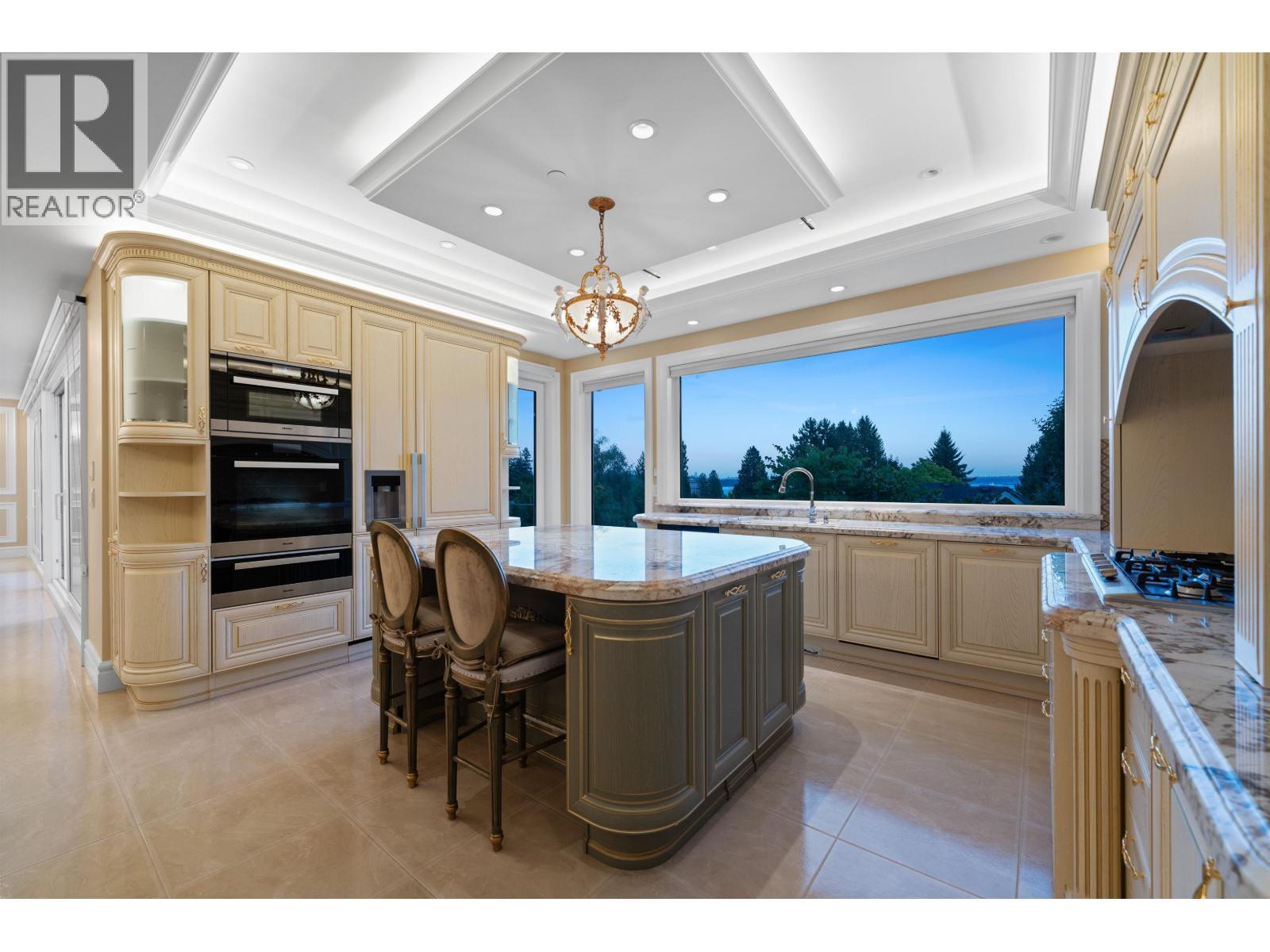 2540 MATHERS AVENUE, West Vancouver