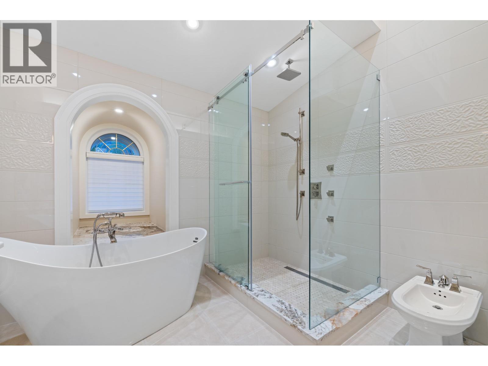 2540 MATHERS AVENUE, West Vancouver