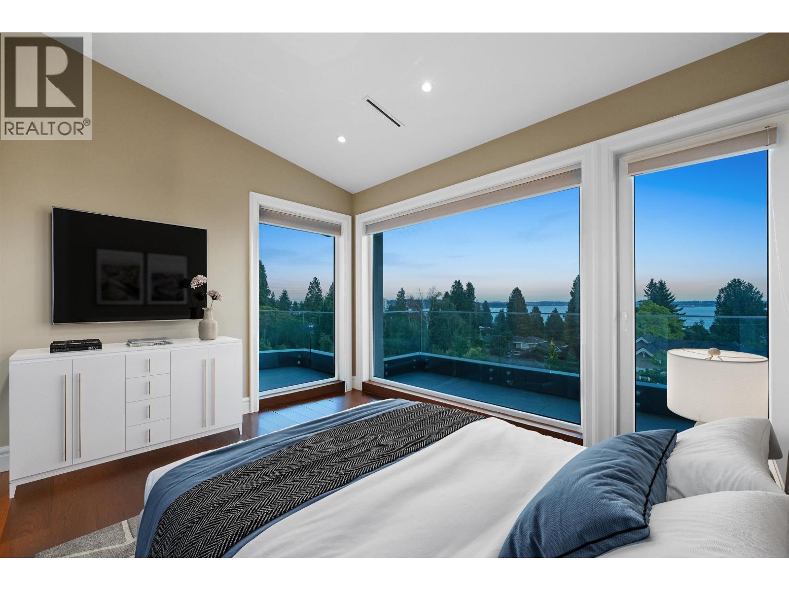 2540 MATHERS AVENUE, West Vancouver