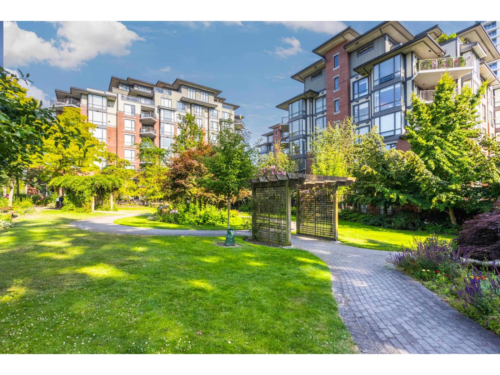 218 15020 NORTH BLUFF ROAD, White Rock