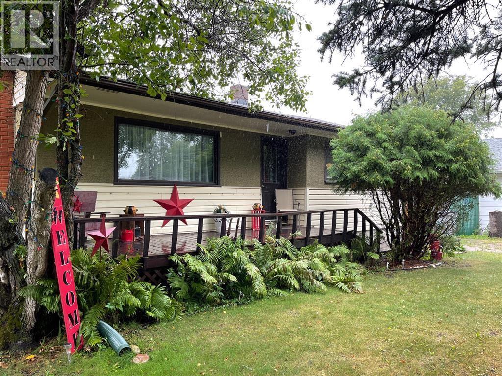 4721 55th Avenue - Photo 2 of 22, High Prairie, Alberta