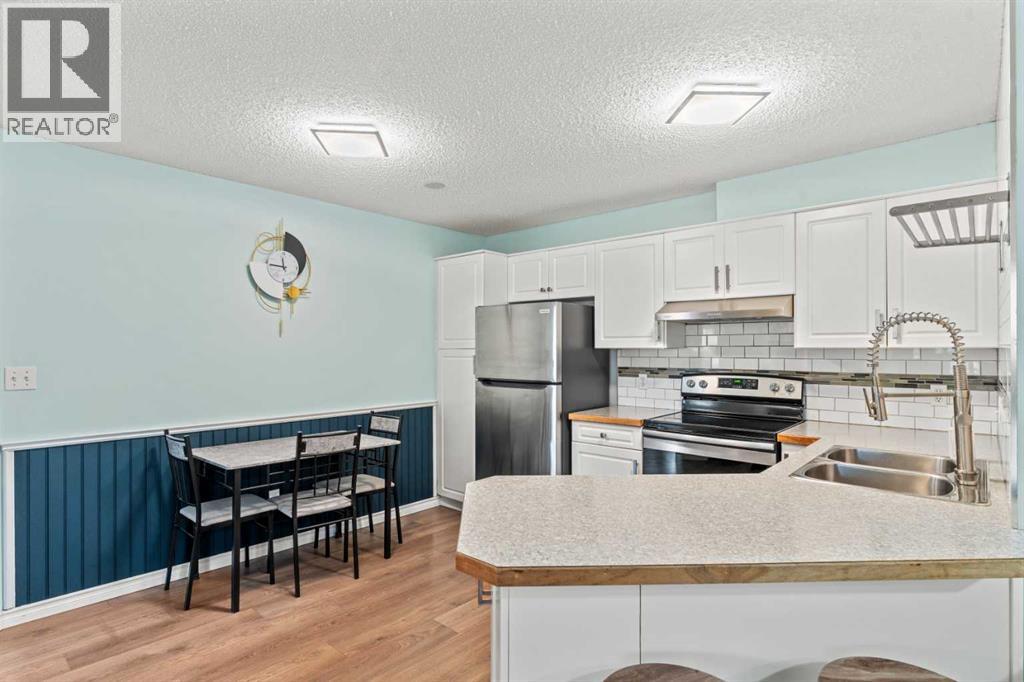 Single Family House for Sale in   Sierra Morena Mews SW Signal Hill Calgary 