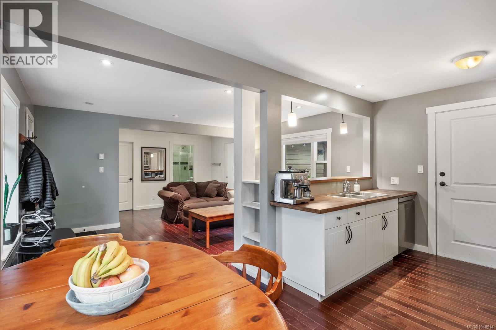 3328 Third St, Cumberland