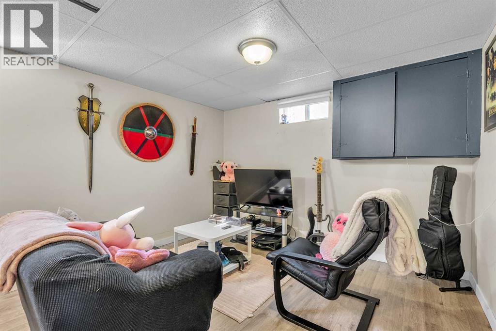 Single Family House Bungalow for Sale in  Hilton Avenue NW Highwood Calgary 