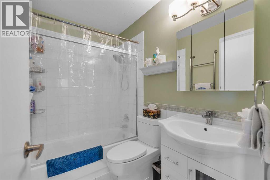 Single Family House Bungalow for Sale in  Hilton Avenue NW Highwood Calgary 