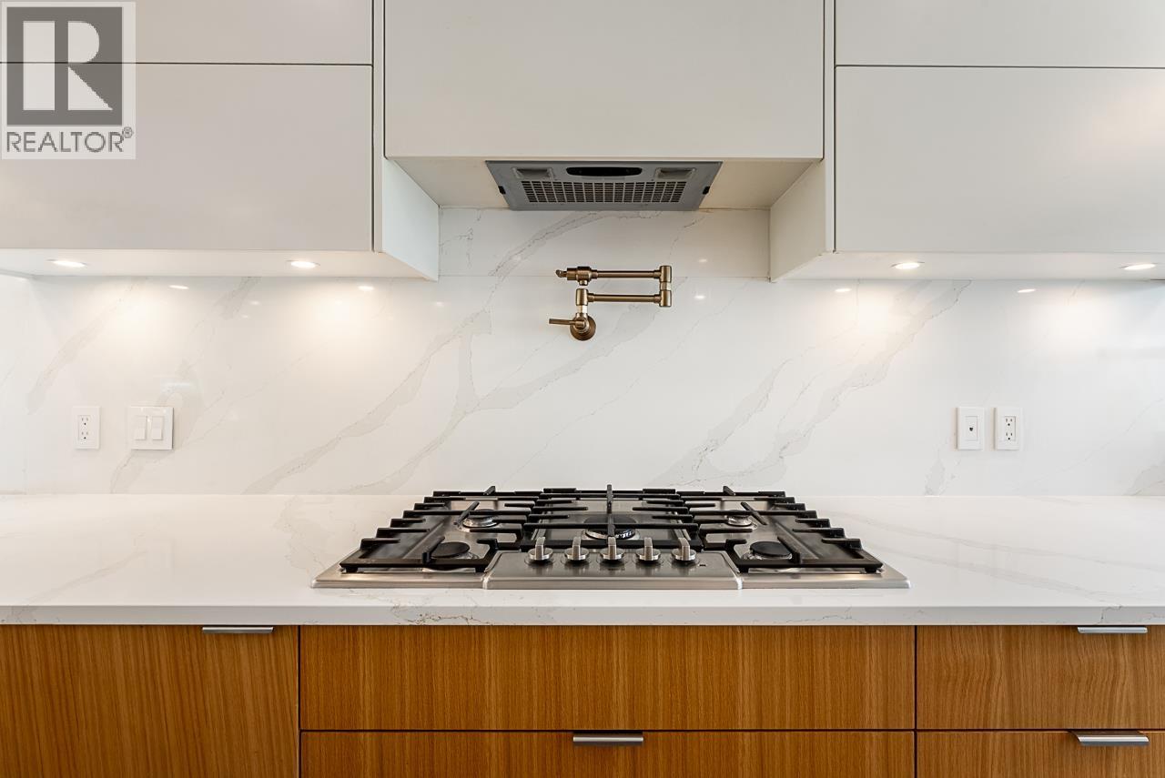 11 2425 EDGEMONT BOULEVARD, North Vancouver