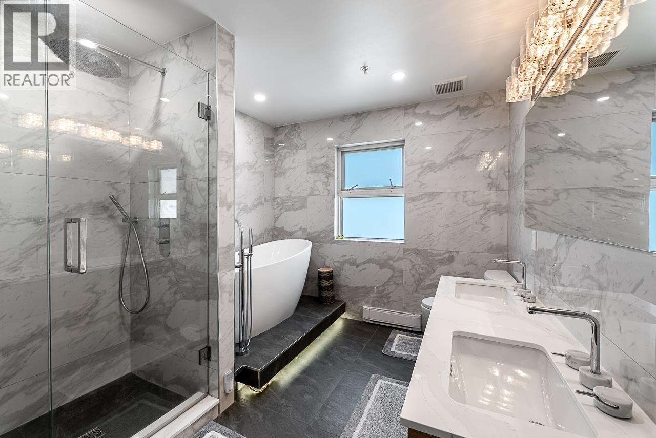 11 2425 EDGEMONT BOULEVARD, North Vancouver