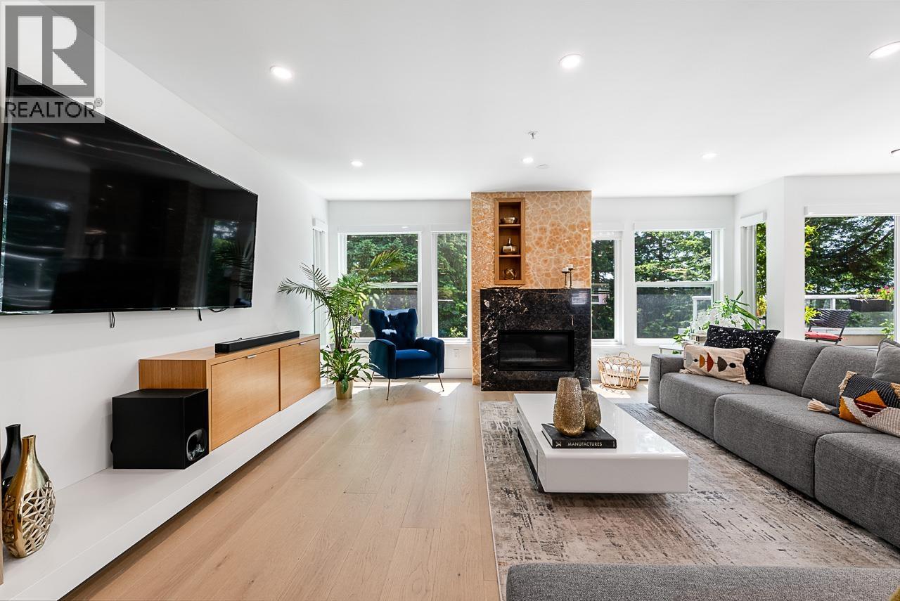 11 2425 EDGEMONT BOULEVARD, North Vancouver