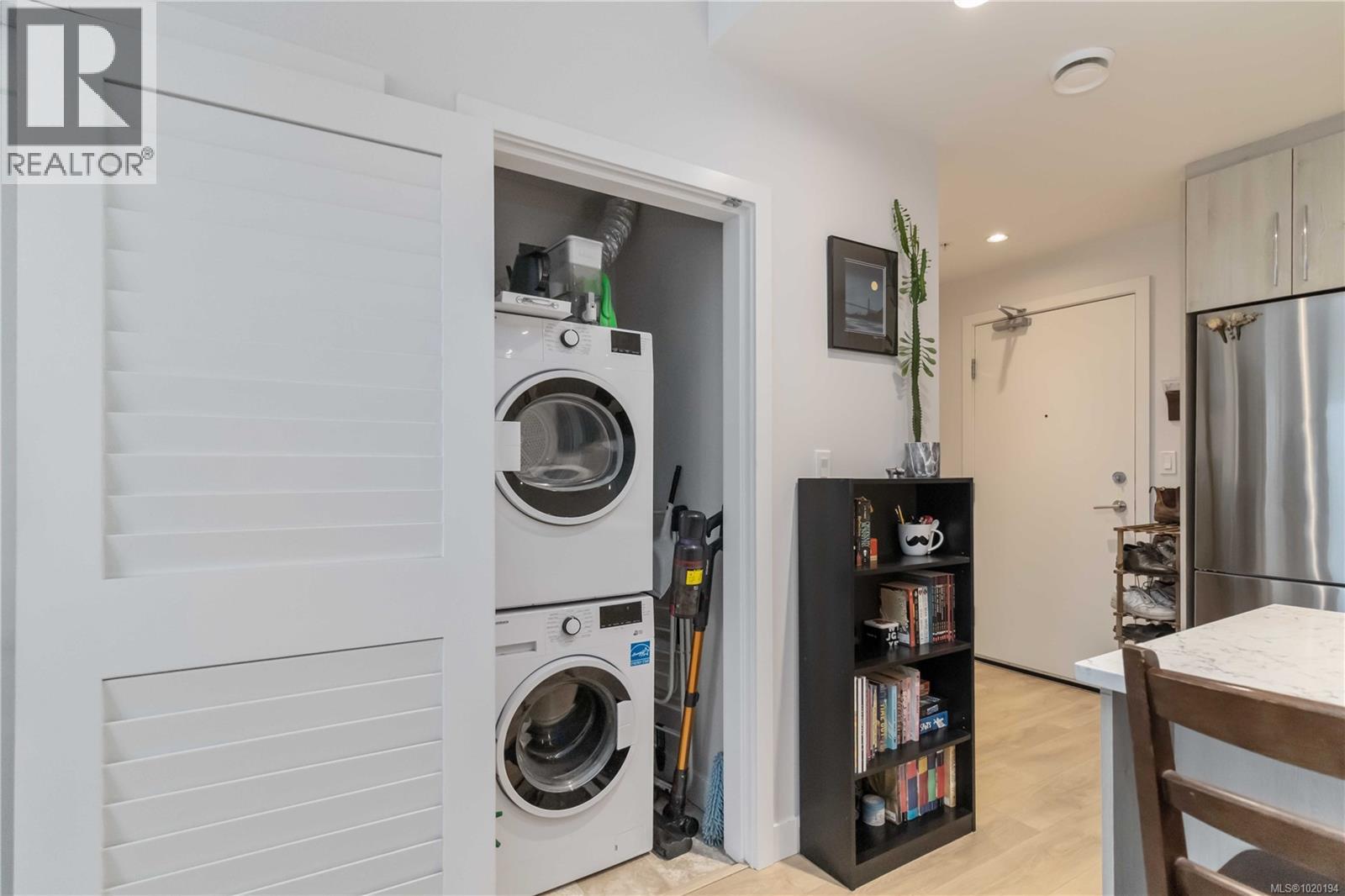 302 9864 Fourth Street, Sidney