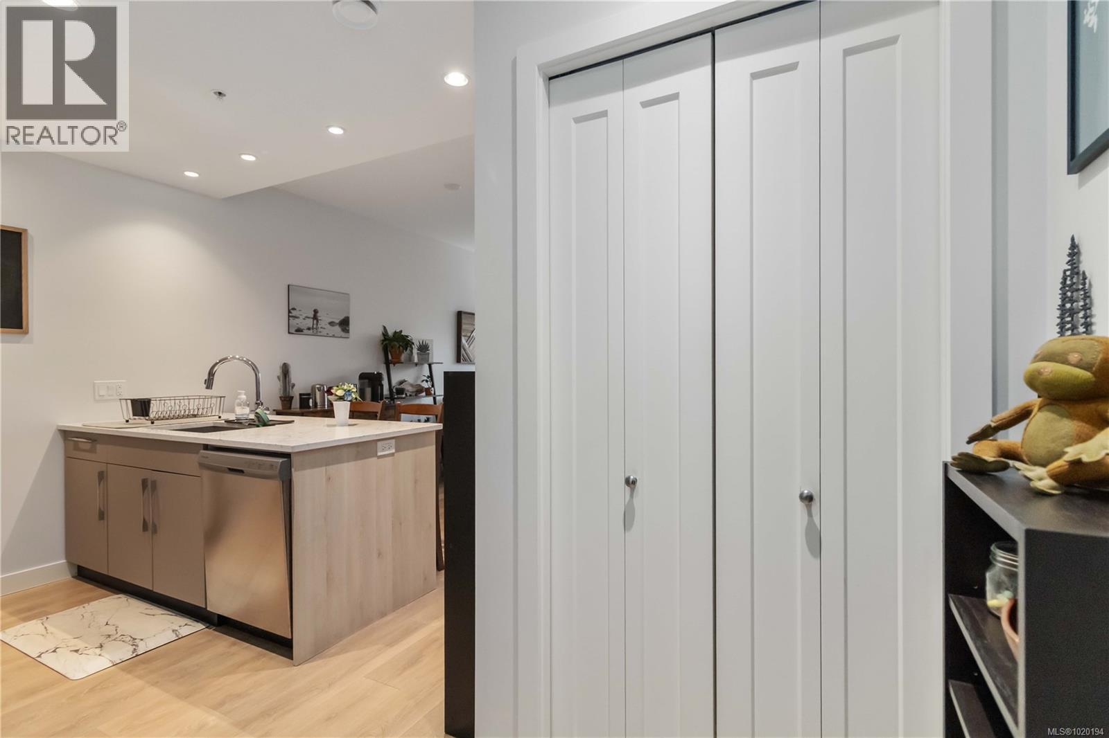 302 9864 Fourth Street, Sidney