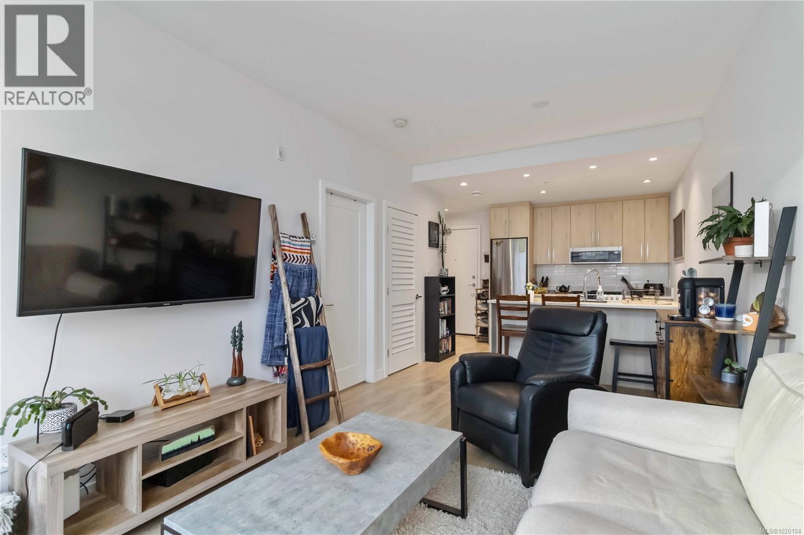 302 9864 Fourth Street, Sidney