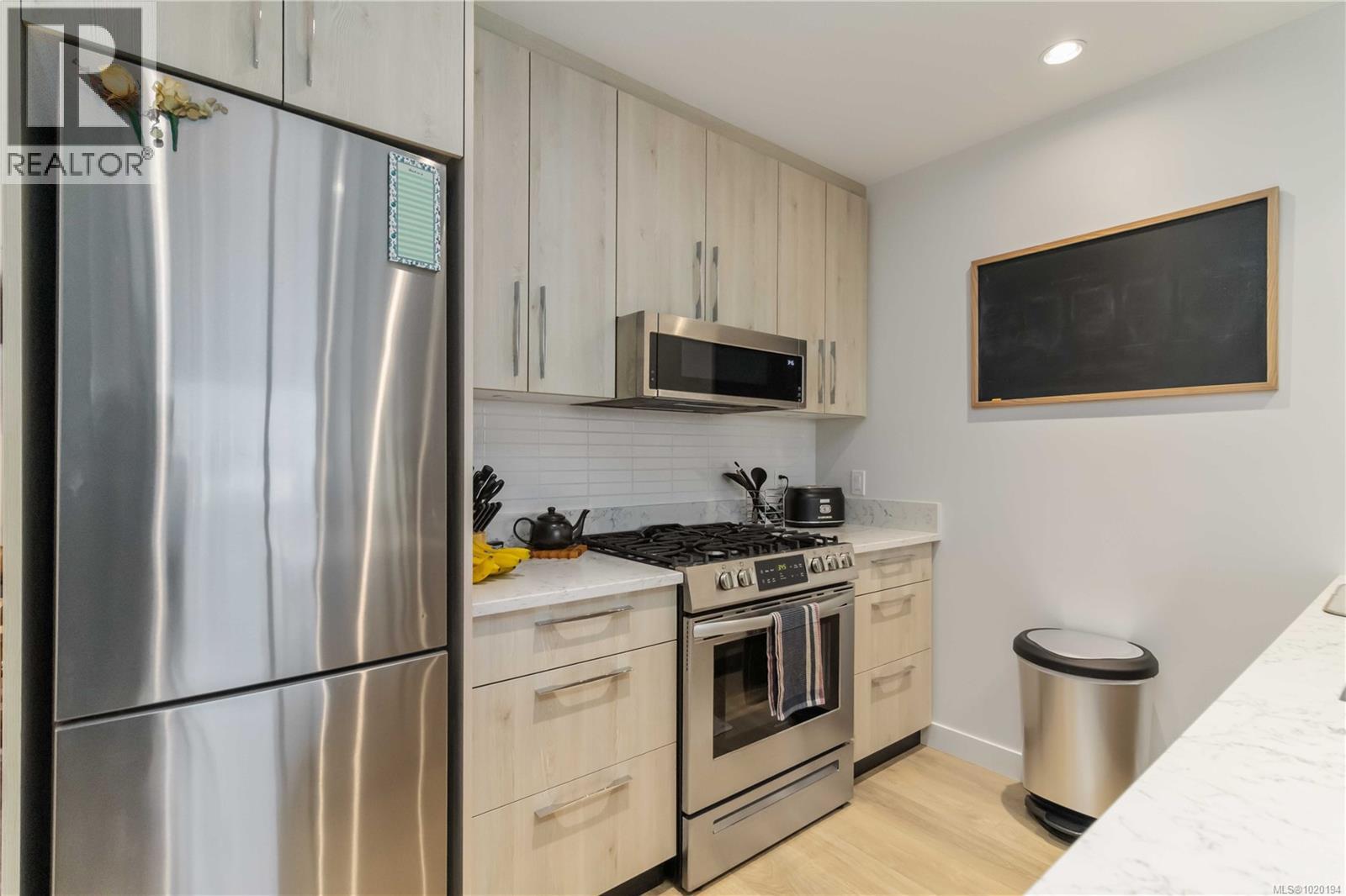 302 9864 Fourth Street, Sidney