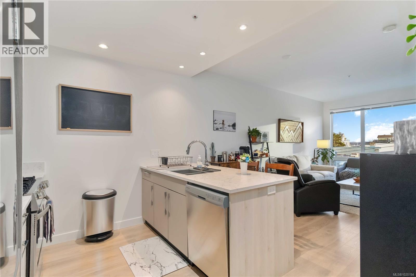 302 9864 Fourth Street, Sidney