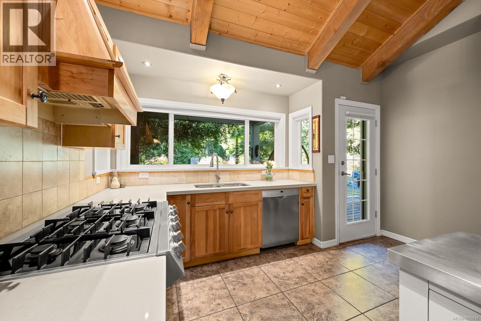 6505 Mystery Beach Rd, Fanny Bay