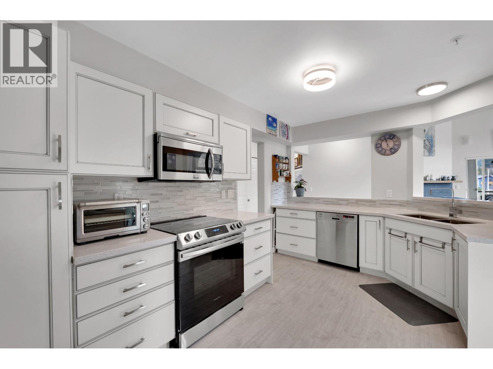 301 1466 PEMBERTON AVENUE, Squamish