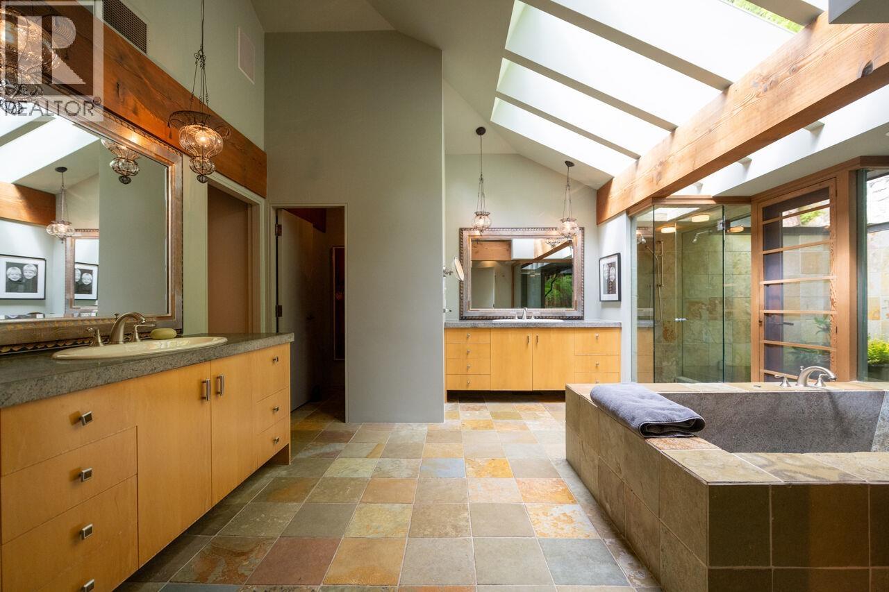 4036 MARINE DRIVE, West Vancouver