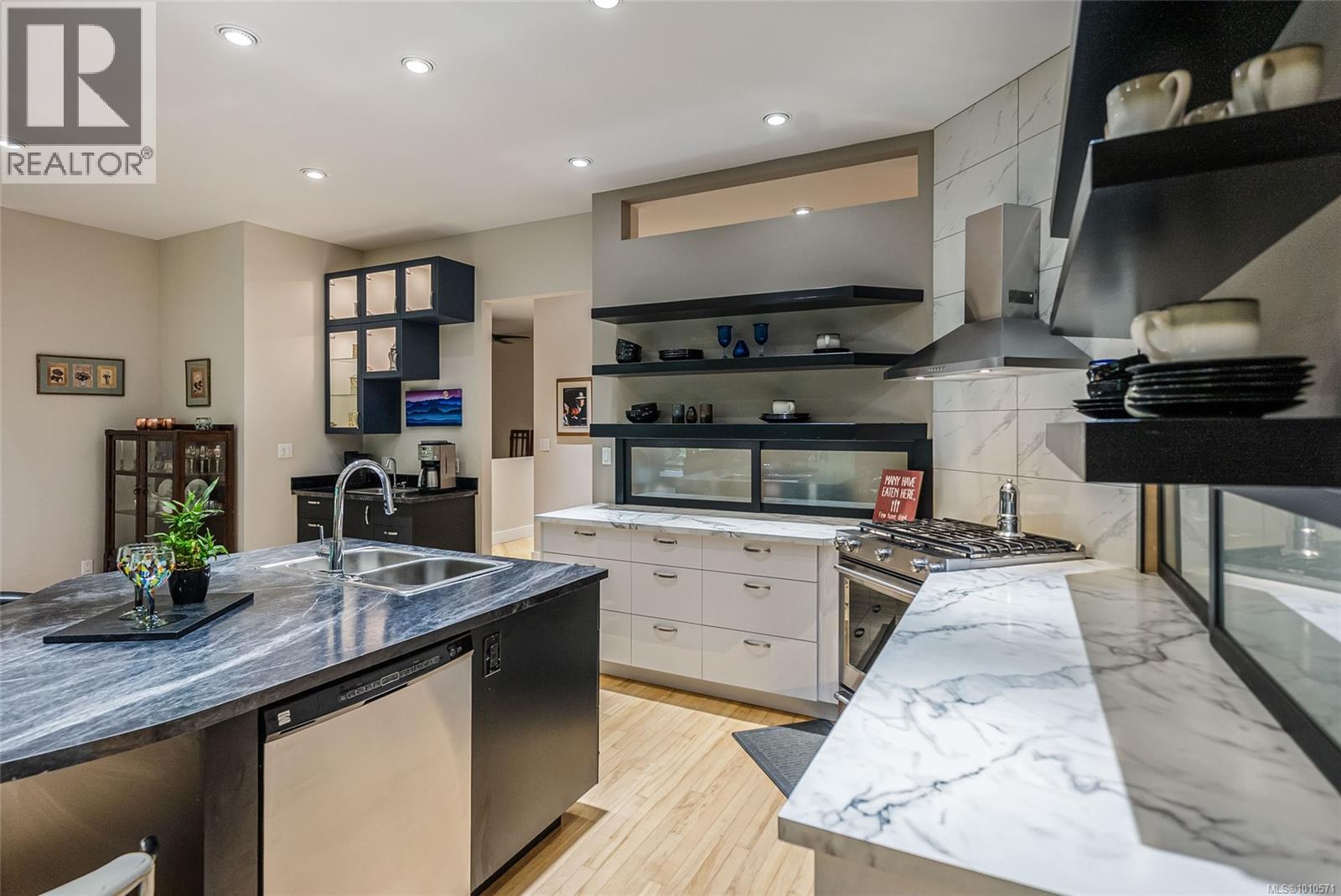 1875 Ashling Rd, Qualicum Beach