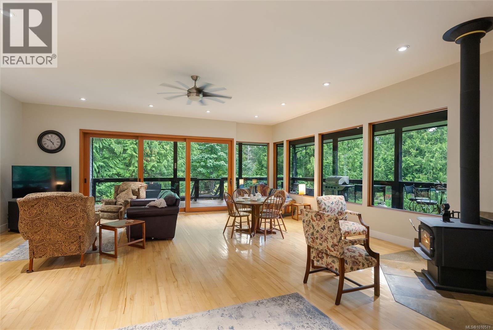 1875 Ashling Rd, Qualicum Beach