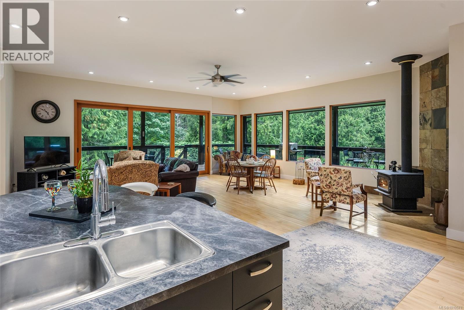 1875 Ashling Rd, Qualicum Beach