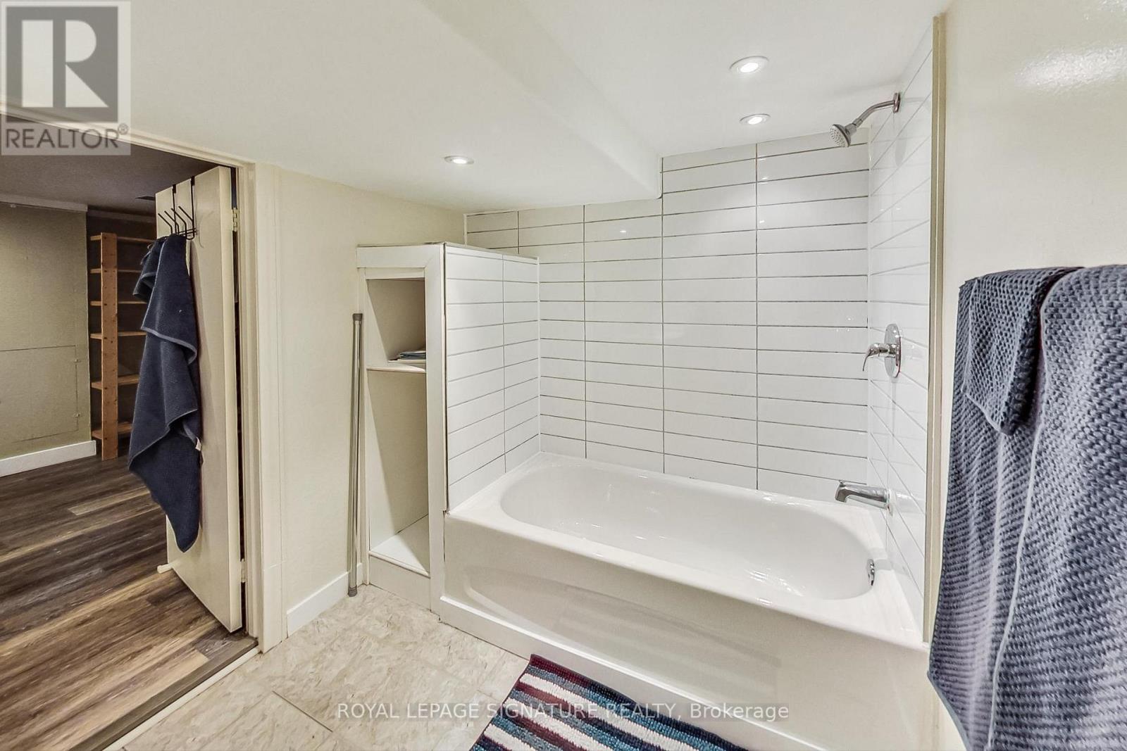 Single Family House for Sale in  MILNE AVENUE Toronto (Oakridge) 