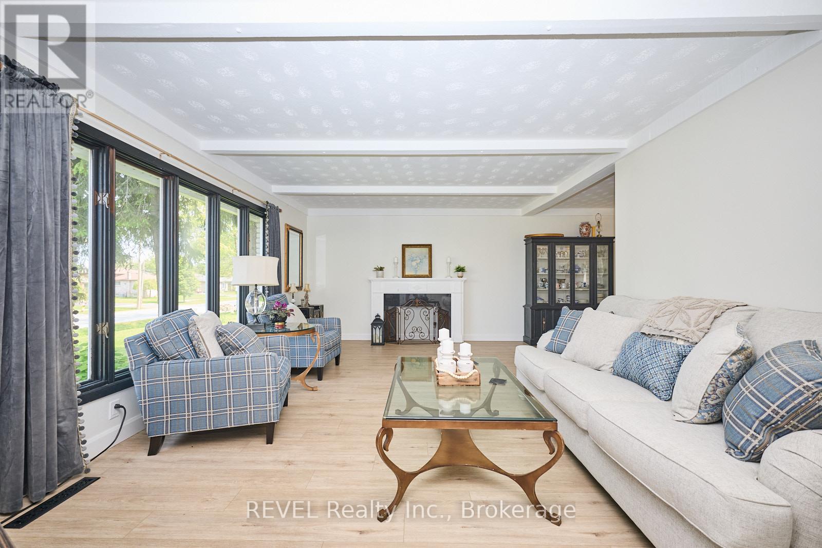 877 DAYTONA DRIVE N - 4