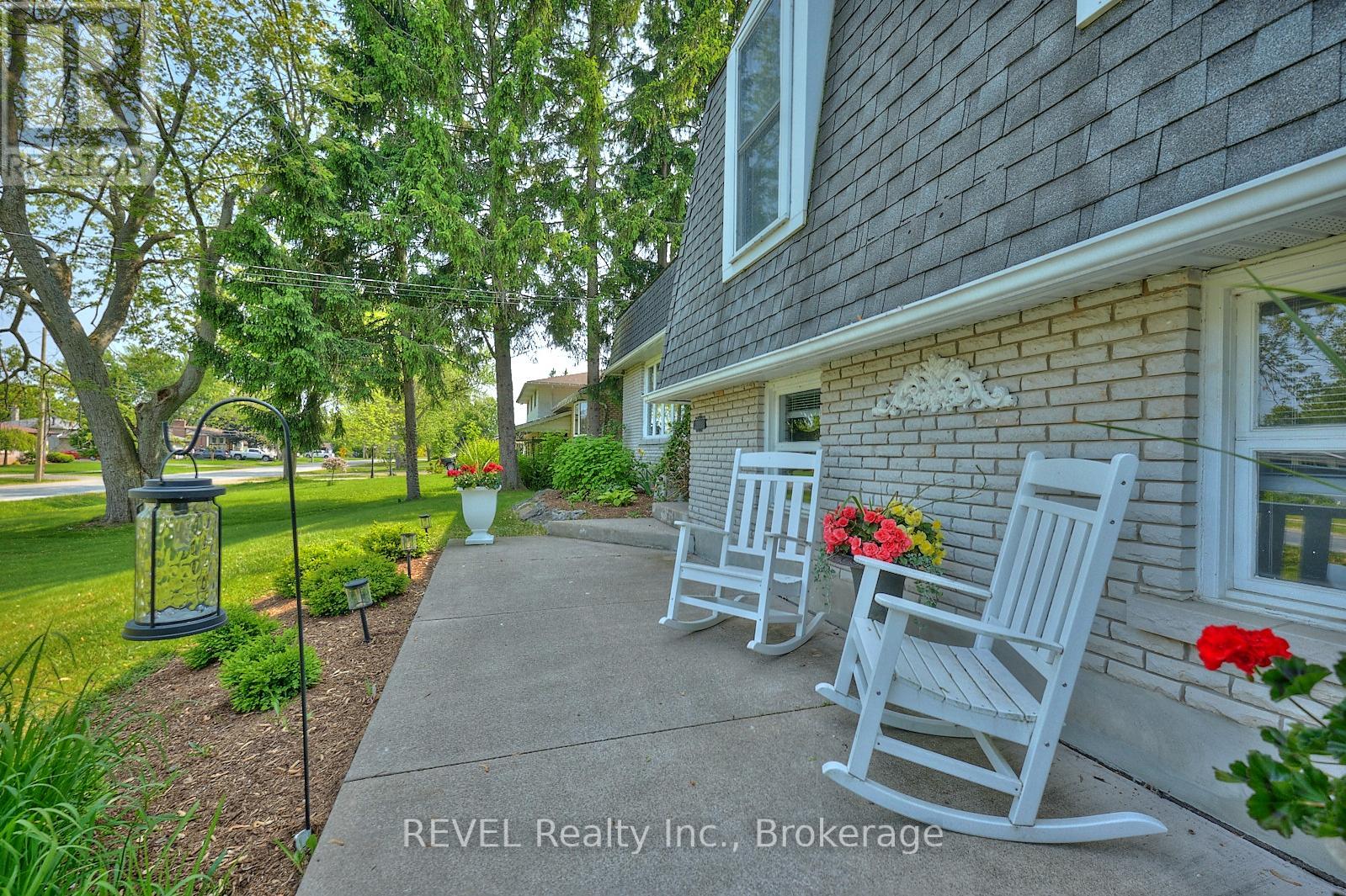 877 DAYTONA DRIVE N - 2