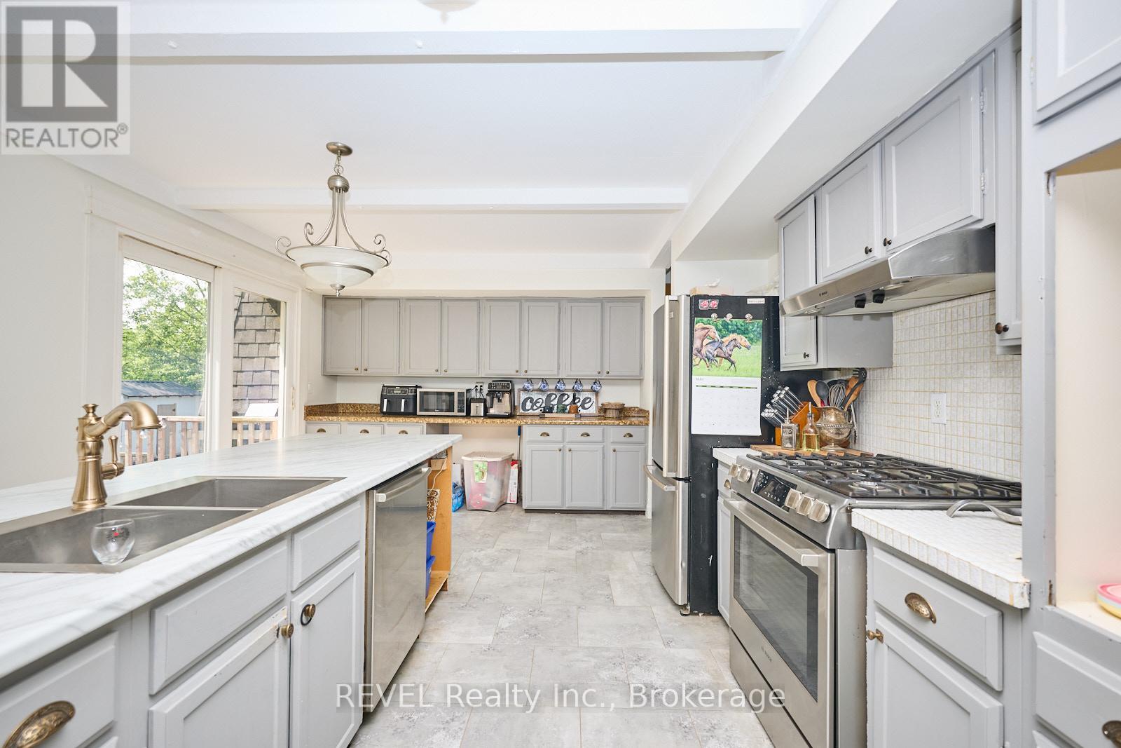 877 DAYTONA DRIVE N - 7