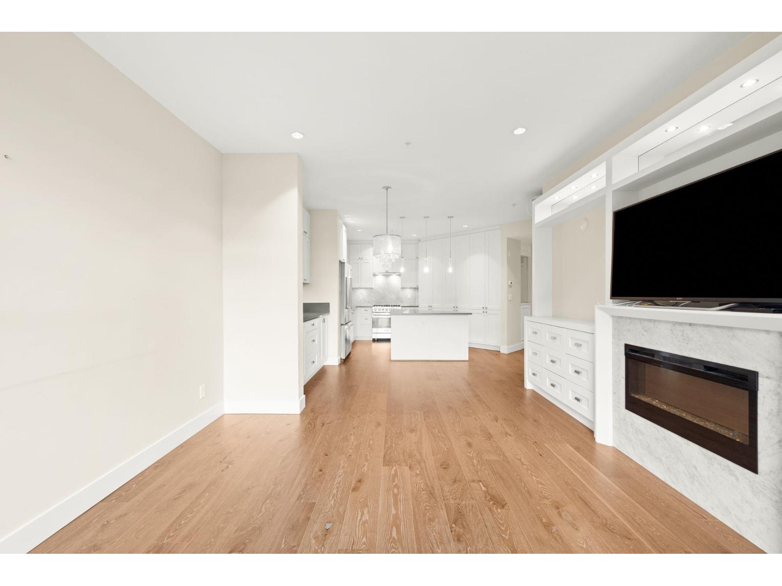 213 14855 THRIFT AVENUE, White Rock