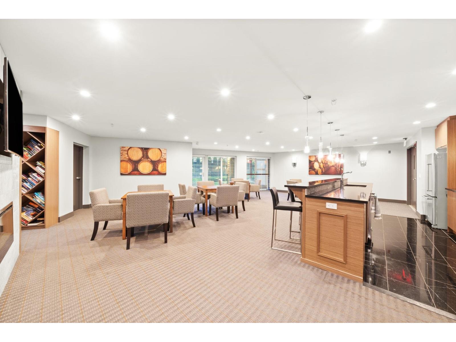 213 14855 THRIFT AVENUE, White Rock