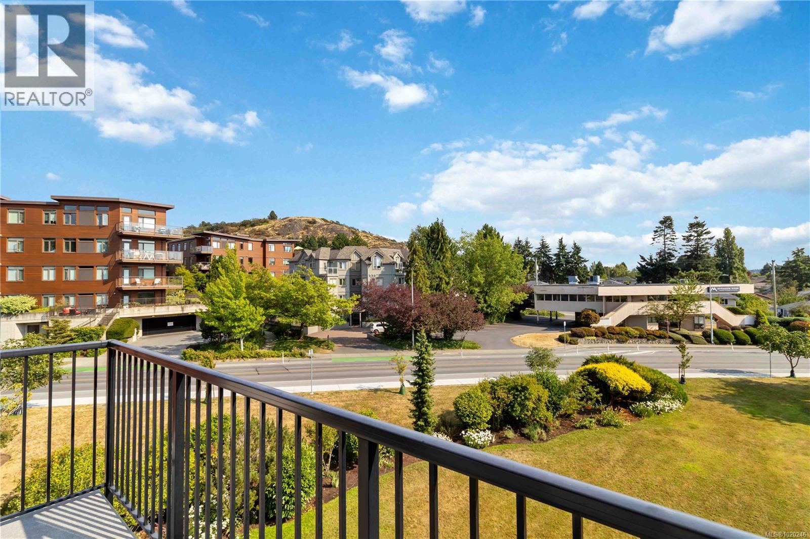 304 1680 Poplar Ave, Saanich