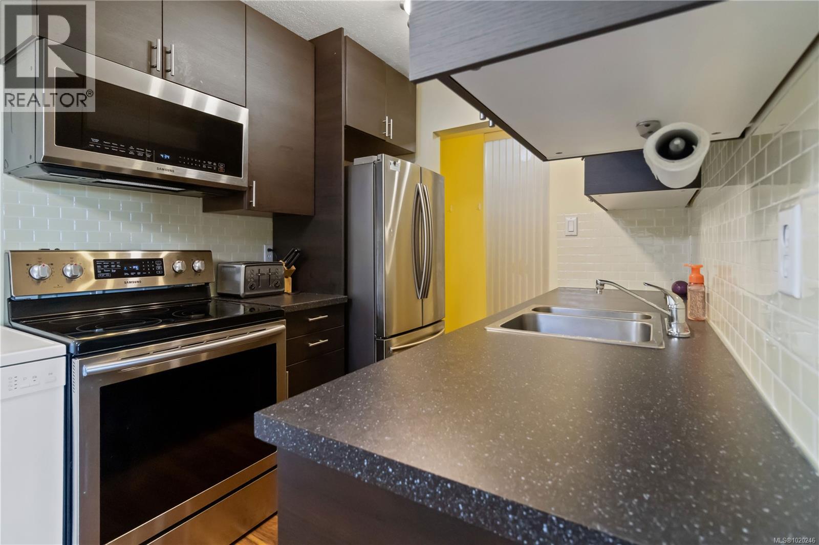 304 1680 Poplar Ave, Saanich