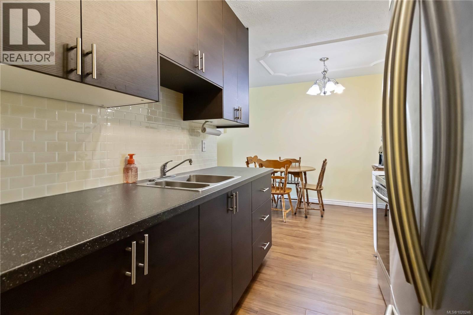 304 1680 Poplar Ave, Saanich