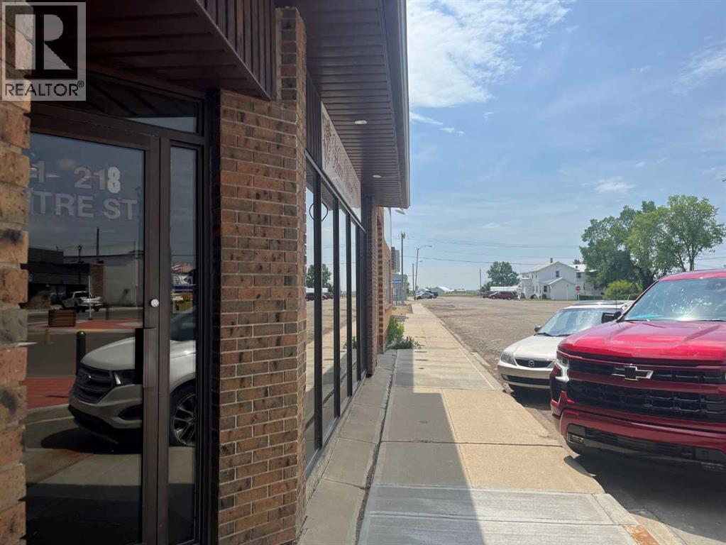 1, 218 Centre Street - Photo 2 of 8, Hanna, Alberta