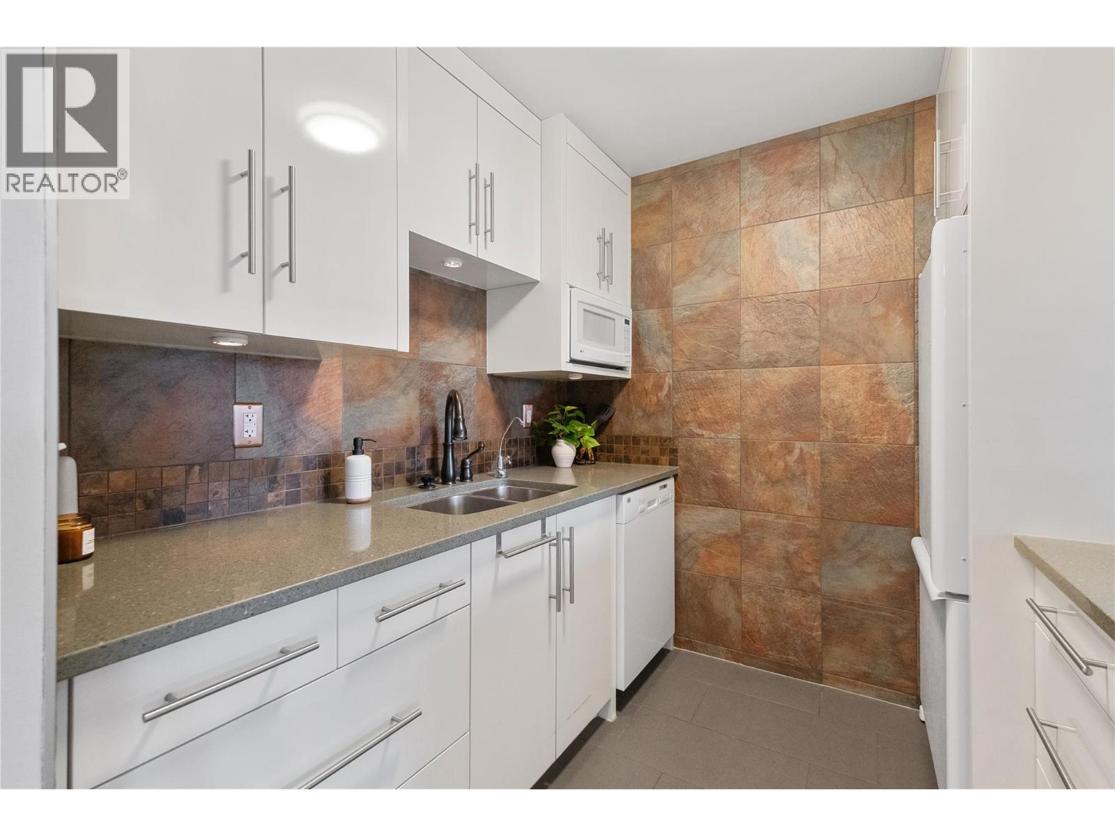 1206 737 Leon Avenue, Kelowna