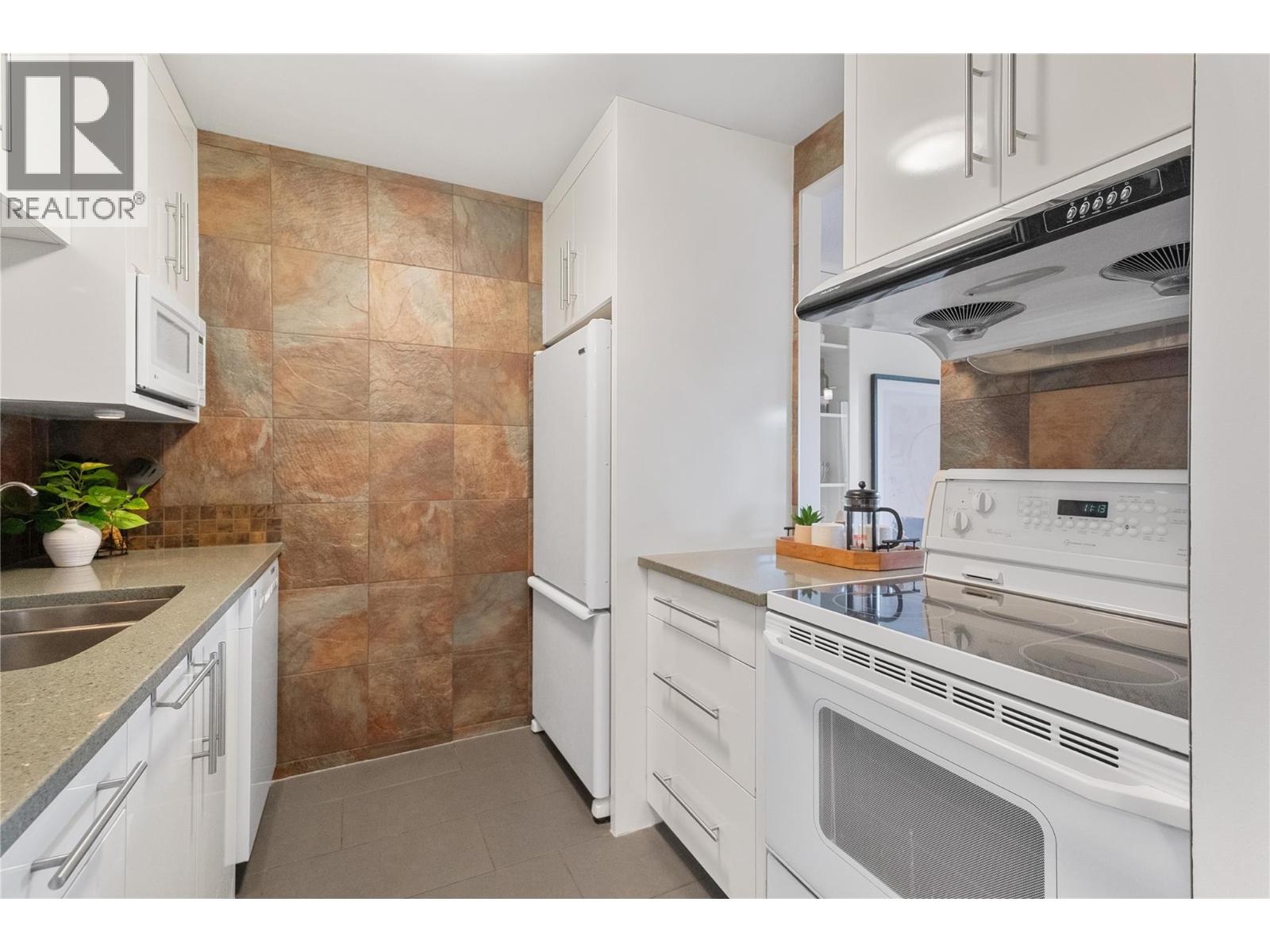 1206 737 Leon Avenue, Kelowna