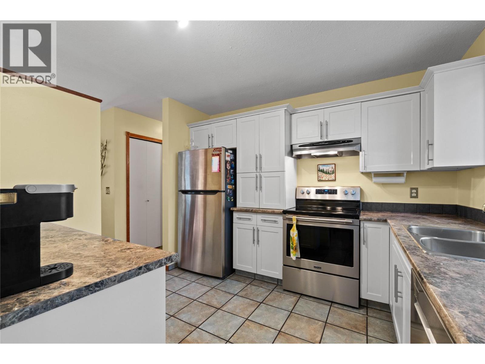  2164 Tomat Avenue, West Kelowna