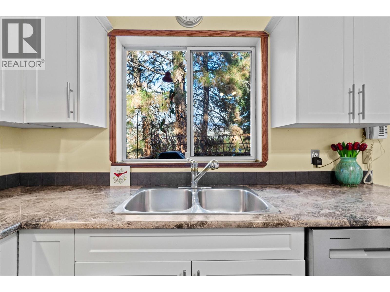  2164 Tomat Avenue, West Kelowna