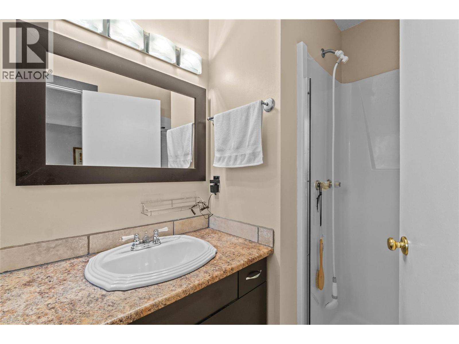  2164 Tomat Avenue, West Kelowna